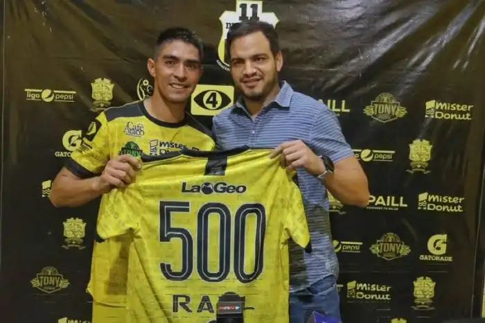 Once Deportivo le hizo un homenaje por sus 500 partidos. 