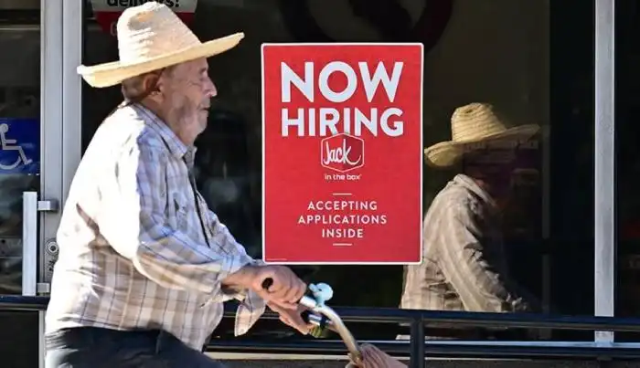 Rótulo de se busca empleo en San Gabriel, California. /AFP,image_description: