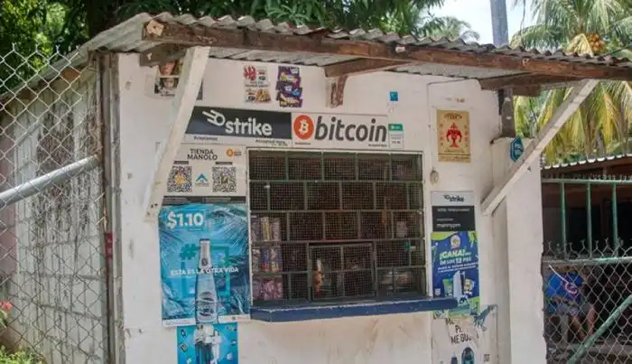 Una tienda en la playa de El Zonte, el primer lugar en adoptar el bitcoin antes de que fuera declarado moneda de curso legal. /DEM