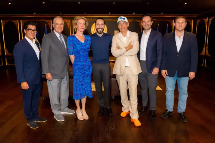 Ricardo Salinas Pliego y Nayib Bukele (al centro), junto a bitcoiners Max Keiser (traje claro) y Stacy Herbert (azul), el jefe del staff de Grupo Salinas, Jorge Nikaido (izquierda). / @RicardoBSalinas.