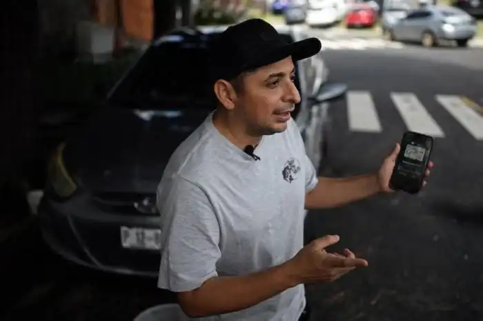 Napoleón Osorio asegura que se convirtió en empresario de taxis gracias a sus inversiones en bitcoin: Empecé por mi cuenta hace tres años y ahora gestiono 21 conductores, dice Osorio./Marvin RECINOS / AFP,image_description: