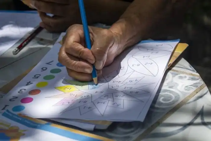 Las mujeres de mayor edad son quienes han pasado su vida sin leer y tampoco escribir, según la Encuesta de Hogares para Propósitos Múltiples. / Lisbeth Ayala.