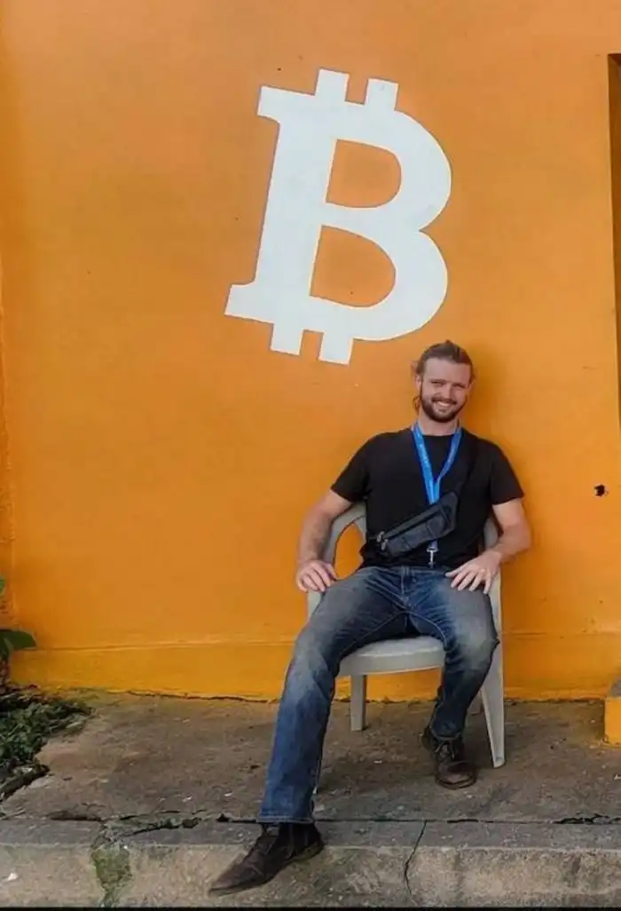 Charlie Stevens es un entusiasta del bitcoin, impulsa la educación en el uso de la criptomoneda.