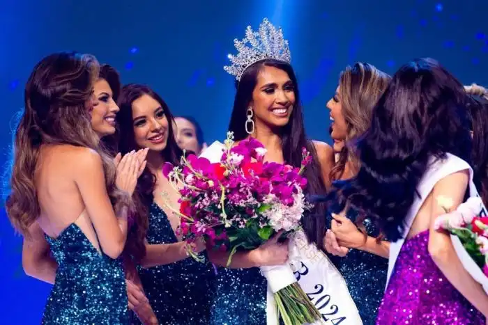 Florence García tras su coronación en el Teatro Presidente, en un evento poco emocionante. Foto: Miss Universo El Salvador