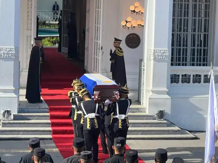 El cuerpo del periodista y comunicador institucional David Cruz fue llevado también a Excasa Presidencial. / Leonardo Cerón. 