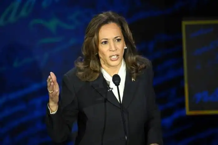 La candidata presidencial demócrata y vicepresidenta Kamala Harris durante el debate del martes./ AFP