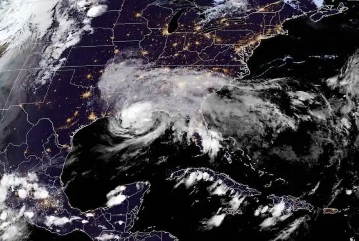 Un gráfico de la Administración Atmosférica estadounidense muestra la llegada del huracán Francine sobre el estado de Louisiana, EEUU./AFP 