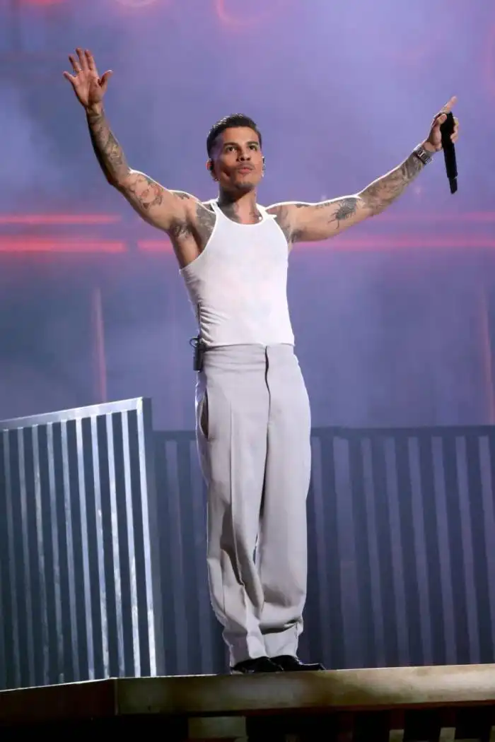 El boricua Rauw Alejandro durante su show. Photo by Mike Coppola / GETTY IMAGES NORTH AMERICA / Getty Images via AFP