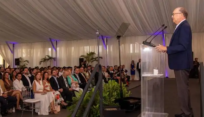 Ricardo Poma, presidente de Fundación Poma, en la conmemoración de cuatro décadas de la institución junto a familiares y empresarios amigos. /Fundación Poma,image_description: