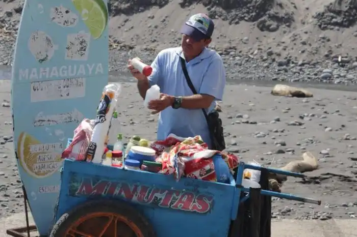 Manuel Amaya, vendedor de minutas en la playa El Tunco, confirmó un incremento de turistas en el último año. Este salvadoreño vende sus productos con precios que van desde $1.50 a $2.50. /Francisco Valle
