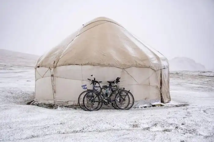 Una yurta es una vivienda utilizada por los nómadas en Asia Central. De frente, las bicicletas de Chepe Ruiz y Marica.