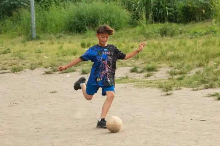 El fútbol y la danza son las dos pasiones de este pequeño salvadoreño. Lisbeth Ayala.