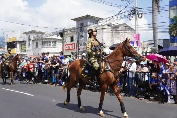 El Regimiento de Caballería también participó en el desfile de la capital salvadoreña. /Francisco Valle