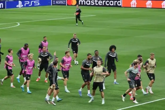 Los jugadores del Stuttgart asisten a una sesión de entrenamiento en vísperas del partido de fútbol de la UEFA Champions League contra el Real Madrid CF en el estadio Santiago Bernabéu de Madrid/ AFP