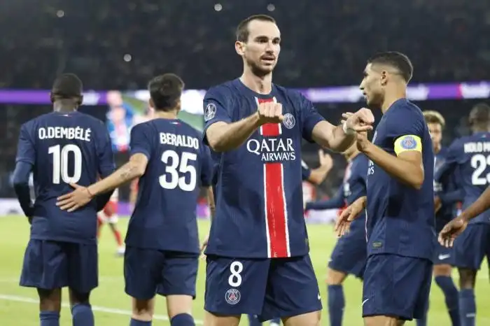 El centrocampista español del Paris SaintGermain 08 Fabian Ruiz celebra después de anotar el segundo gol del PSG durante el partido de fútbol de la L1 francesa entre Paris SaintGermain  y Stade Brestois 29 Brest en el Estadio Parc des Princes, en París, el 14 de septiembre de 2024. Foto de GEOFFROY VAN DER HASSELT / AFP,image_description: