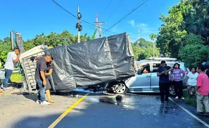 El accidente ocurrió cuando un camión que transportaba personas, desde el cantón Sábana Grande hacia Sonsonate y viceversa, colisionó con una camioneta con placa particular. /PNC,image_description: