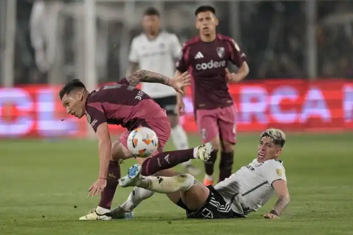 Matias Kranevitter, de River, lucha contra el chileno Carlos Palacios. / AFP,image_description: