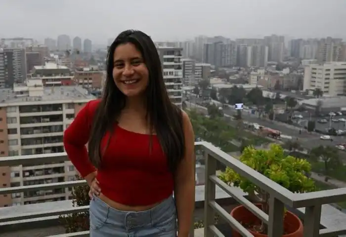 La abogada Camila Ramírez, de 29 años, posa para una fotografía durante una entrevista con la AFP en su casa de Santiago. Con 1,17 hijos nacidos por mujer, la nación latinoamericana está lejos de los 2,1 necesarios para mantener su población, según el Instituto Nacional de Estadísticas (INE). /AFP