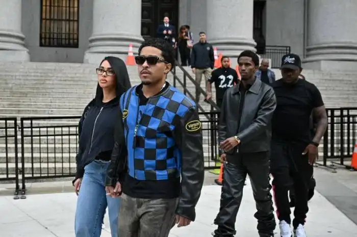 Justin Combs y Christian Combs, hijos del rapero, acudieron a la corte federal de Nueva York para una audiencia de su padre, este miércoles 18. Photo by ANGELA WEISS / AFP