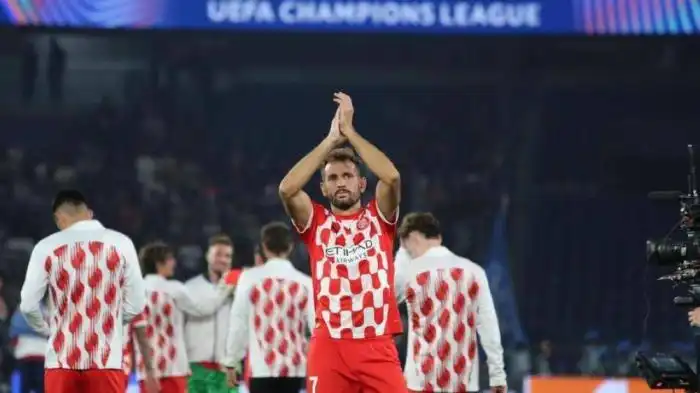 El saludo del uruguayo Christian Stuani, del Girona. 