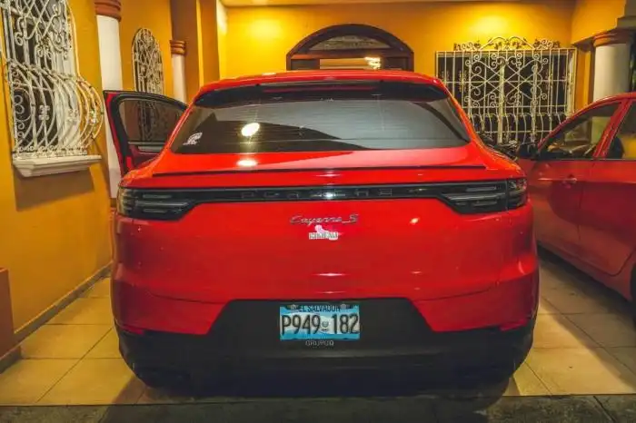 Un automóvil Porsche también se encontró en la propiedad.