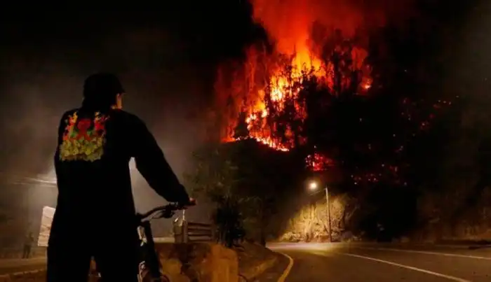 Día y noche el fuego mantiene en vilo a los habitantes de la capital ecuatoriana. / AFP