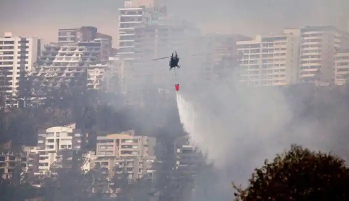 Las autoridades intentan controlar el fuego lanzando agua desde helicópteros. / AFP 