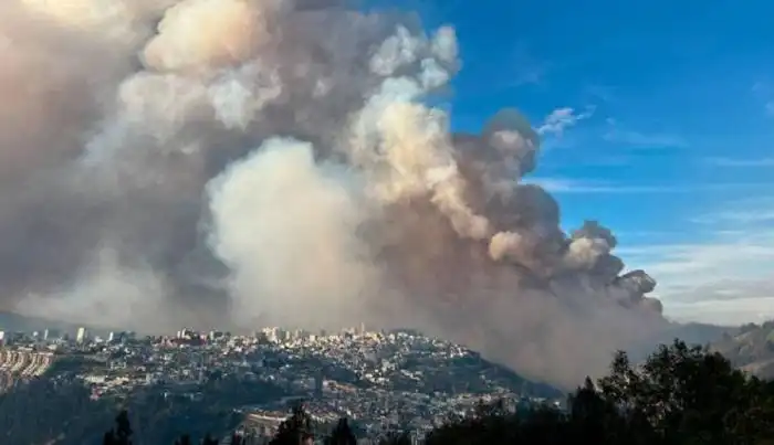 Una inmensa columna de humo se extiende sobre Quito. / AFP