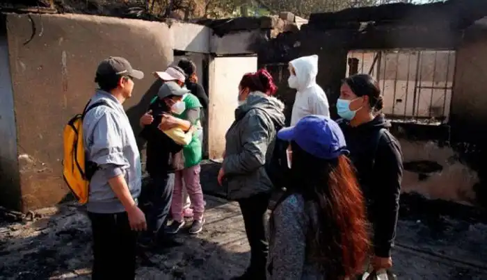 Las viviendas ubicadas en las colinas de Quito fueron consumidas por el fuego. / AFP