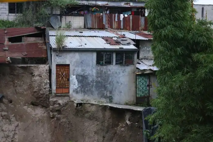 Una vivienda al bordo de irse en la cárcava de la colonia Los Vásquez. Lisbeth Ayala