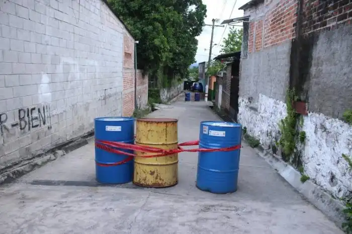 Los habitantes han restringido el paso para evitar víctimas o que las casas se sigan yendo. Lisbeth Ayala.