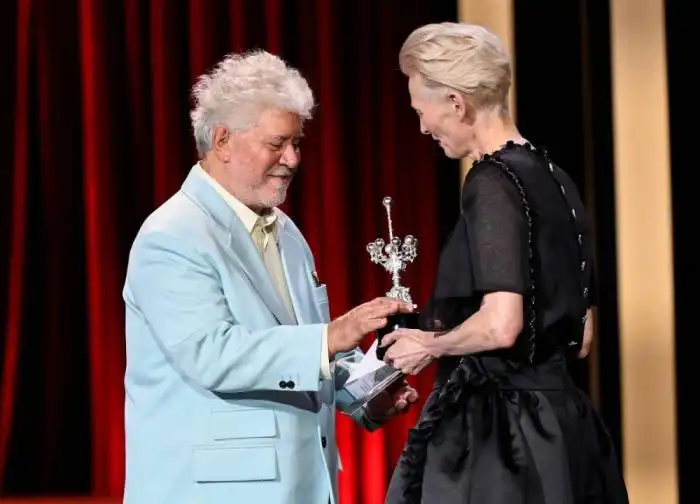 Almodóvar recibió su reconocimiento de manos de la actriz británica Tilda Swinton, estrella de su filme 