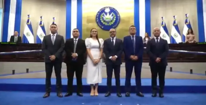 El presidente legislativo, Ernesto Castro, juramenta a los magistrados suplentes del TSE. / Imagen de video de Asamblea Legislativa.