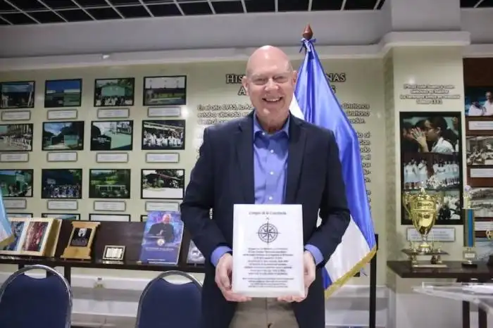 El premio fue entregado este jueves 26 de septiembre por el Dr. Carlos Rey, conductor del programa Un Mensaje a la Conciencia, como parte de la celebración de los 60 años de difusión continua.