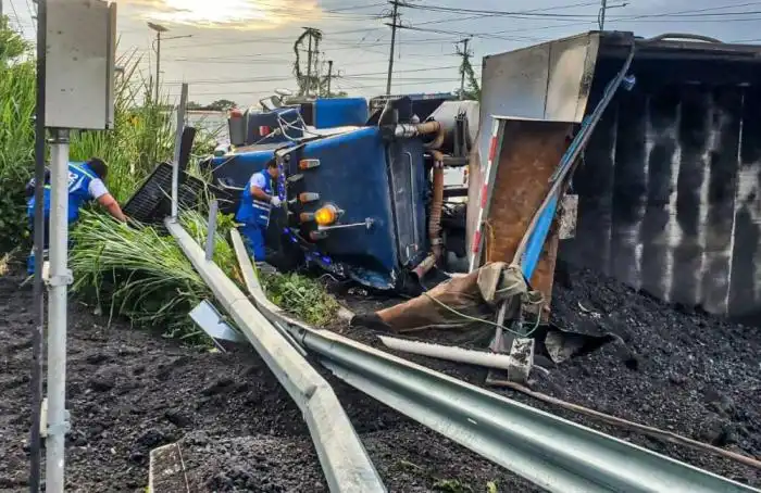 Una volqueta se accidentó en el redondel Integración este sábado. /SEM