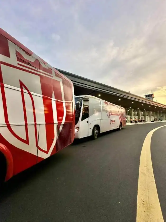 Los dos buses del Estelí esperando por los jugadores. 