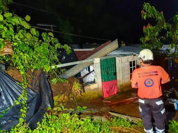 Las lluvias provocaron un derrumbe que afectó una vivienda en Nahuizalco. /Protección Civil 