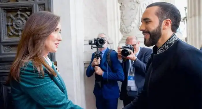 Presidente Bukele saludando a la presidenta de la Cámara de Senadores de Argentina, Victoria Villaruel. / @PresidenciaSV