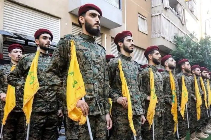 Combatientes del movimiento chií libanés Hezbolá en los suburbios del sur de Beirut./AFP