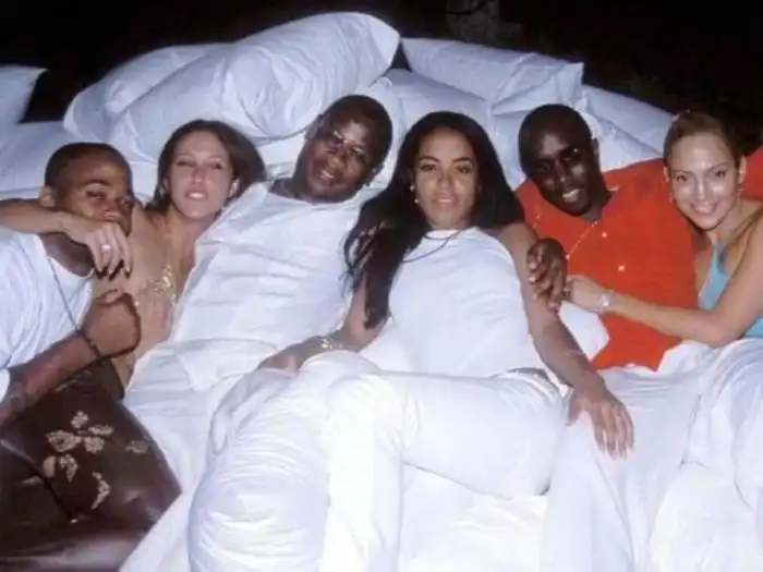 Sean Combs (de camisa naranja) entre la desaparecida Aaliyah y J.Lo.