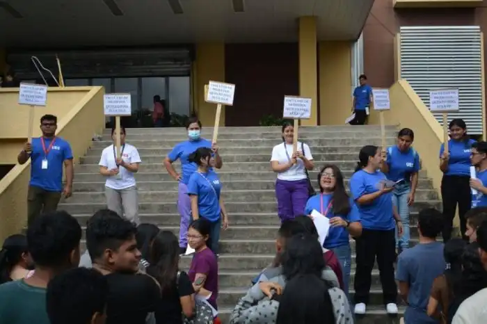 Estudiantes de la UES acompañan a los aspirantes con indicaciones para el examen. /Lisbeth Ayala