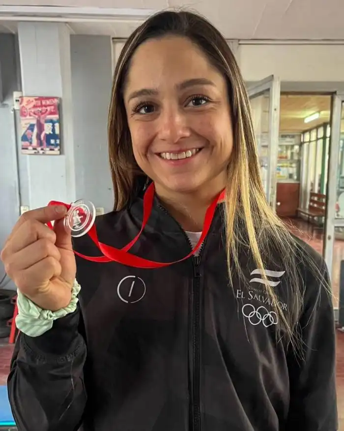 Victoria Grenni muestra la medalla que ganó en Argentina. 