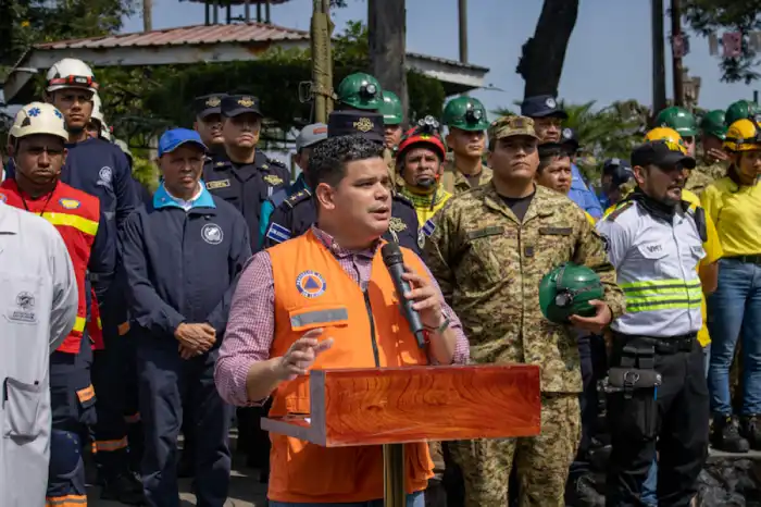 Willian Hernández, Director de Protección Civil Municipal, explica los objetivos del simulacro./ Alexander Montes 