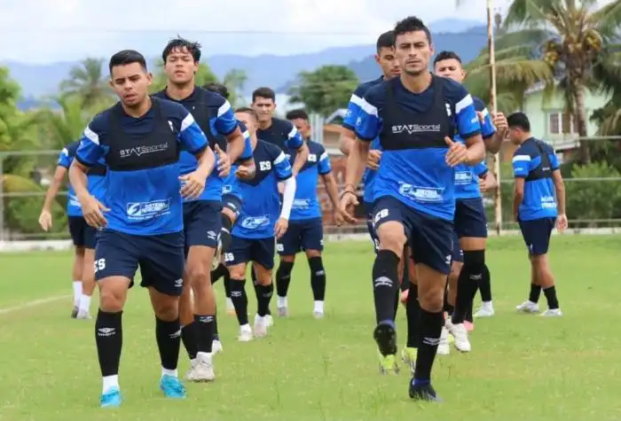 Entrenamiento en Trinidad y Tobago, antes de salir hacia San Vicente y Granadinas. 