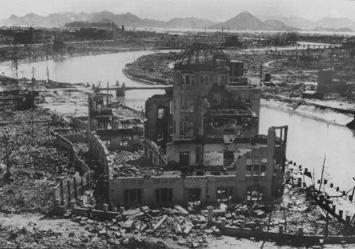 Una foto de septiembre de 1945 de los restos del edificio de Promoción Industrial de la Prefectura después del bombardeo nuclear de Hiroshima, Japón. /AFP