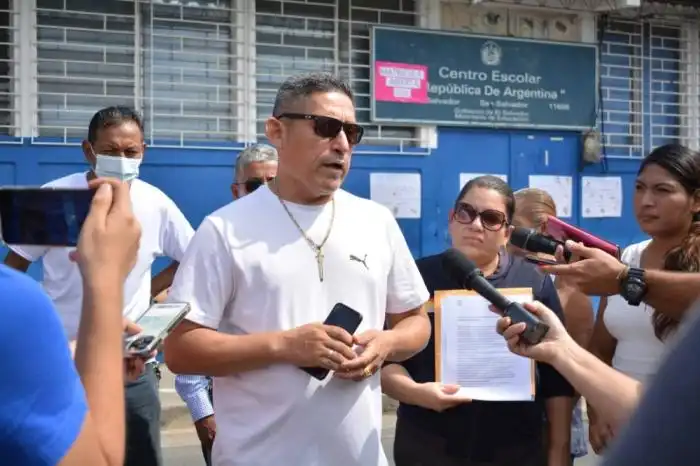 Los padres de familia del Centro Escolar República de Argentina dicen estar preocupados por la inminente demolición. Lisbeth Ayala. 