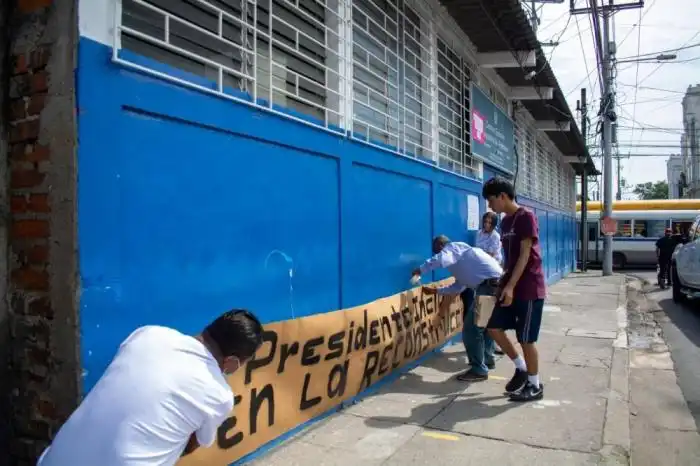 Los papás del Centro Escolar República de Argentina colocaron un rótulo para Bukele que decía: 