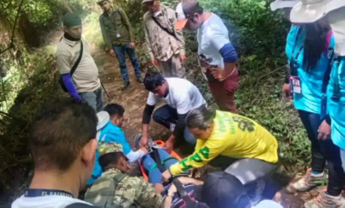 También, fueron auxiliados por Comandos de Salvamento. / Comandos de Salvamento.