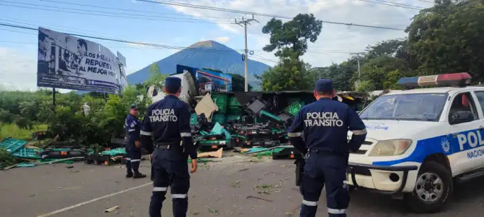 Agentes policiales llegaron al lugar del accidente, en San Miguel. / PNC.