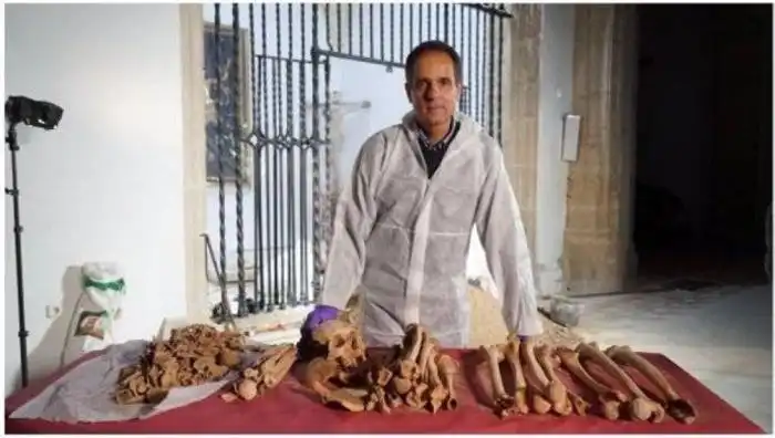 El doctor José Antonio Lorente durante una exhumación llevada a cabo en la investigación en 2019./EP 